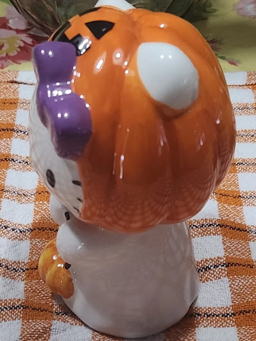 Sanrio Hello Kitty Mystical Trick or Treat Ghost Figurine by Blue Sky Clayworks